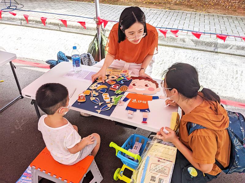 伊甸將闖關遊戲結合兒童篩檢，透過社工及治療師的帶領，讓孩子及家長一起互動學習，並從中觀察孩子們的發展，給予適切協助。