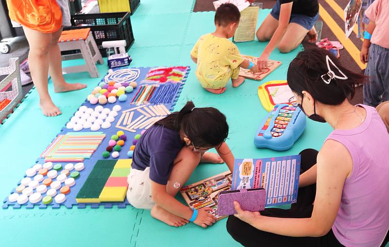 活動現場提供許多有趣教具及玩具，不僅能刺激孩子們的感官發展，也讓家長與孩子一起同樂，共創親子時光。