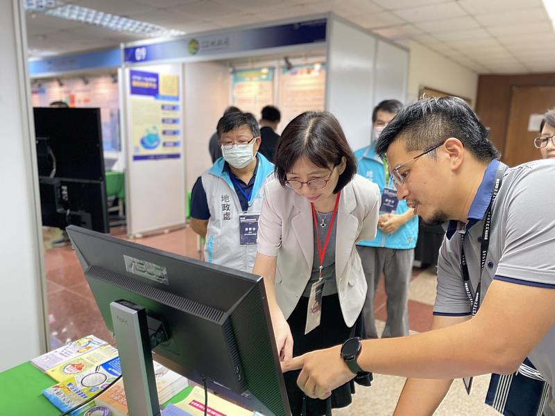 張治祥秘書長參觀地政處參展攤位。