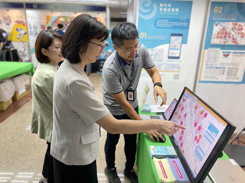 張治祥秘書長參觀地政處參展攤位。