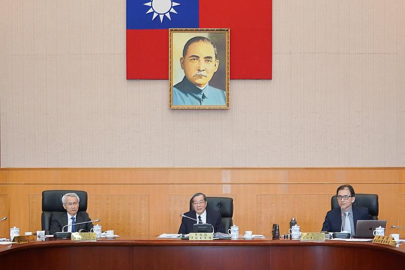 考試院黃榮村院長聽取就職3周年工作成果報告。圖／考試院提供。