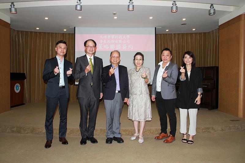普生公司副總劉原智(右一)；產品經理廖美怡(右一)、業務代表田鎧嘉(左一)都是元培校友，讓普生董事長林宗慶(左三)、原陪董事長蔡雅賢(右三)，以及也是元培校友的醫技系主任溫力立(左二)都表肯定