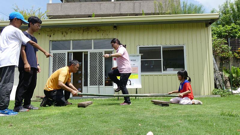 大葉大學休閒系師生教大家玩竹竿舞