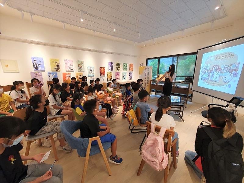 官網-孩子們與藝術家謝小浪一起認識展覽，週末化身小小導覽員為民眾解說