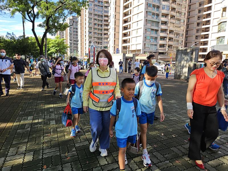 縣長周春米化身交通導護志工，執行護童任務