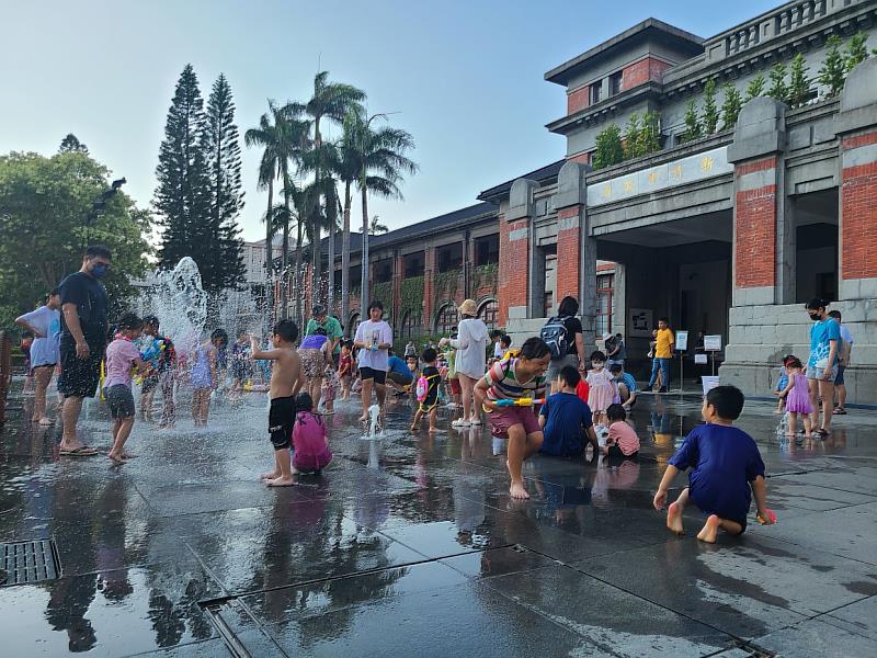 竹市府配合孩童開學上課時間 9/4起調整府前廣場噴水時段。