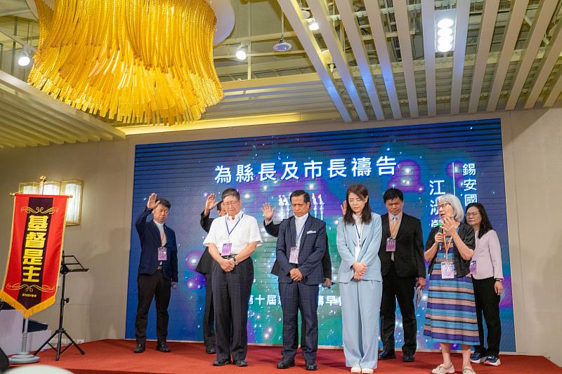 高市長虔誠禱告，祈求國家安定、社會和諧。