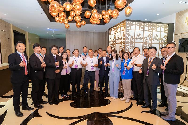 高市長與楊縣長率一級主管共同出席，祈求市政昌隆，讓新竹成為一顆耀眼的新星。