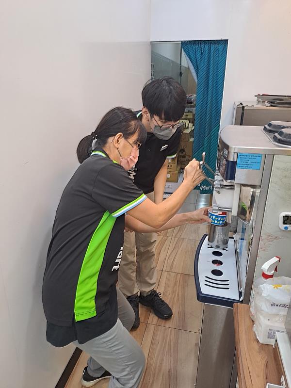 學員體驗超商冰淇淋機器操作