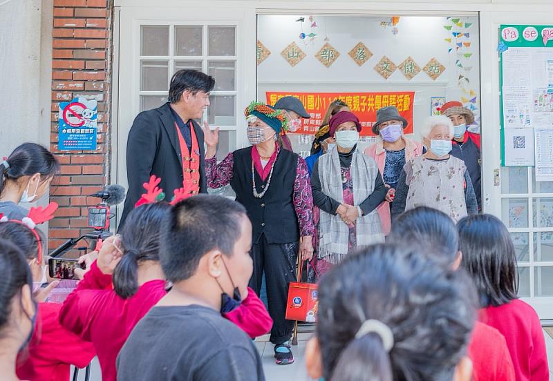 曾昱山校長每年聖誕節期都帶領青山國小師生一同拜訪部落老人家傳報佳音與祝福。