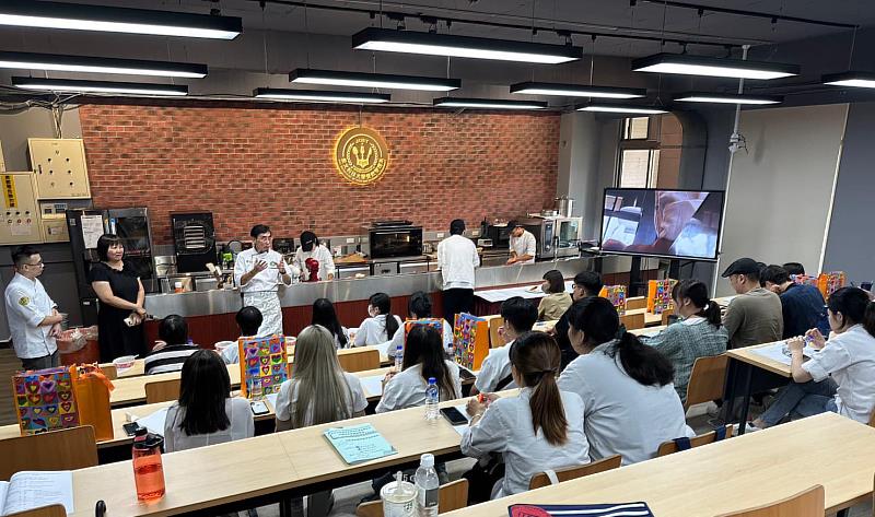 景文科大舉辦國際裁判講座暨盤式甜點示範邀請世廚WACS 國際評審陳志鴻主廚。