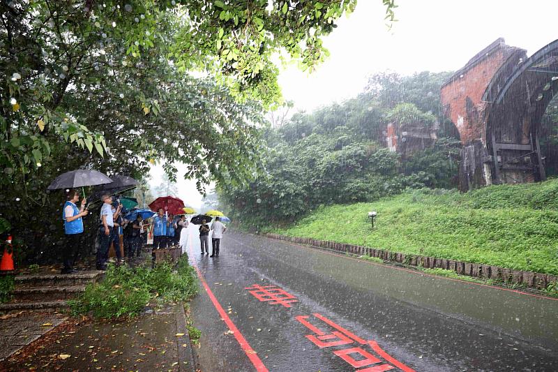 文化部長史哲、苗栗縣副縣長鄧桂菊等一同冒雨訪視苗栗縣「縣定古蹟臺鐵舊山線－魚藤坪鐵橋及斷橋」。