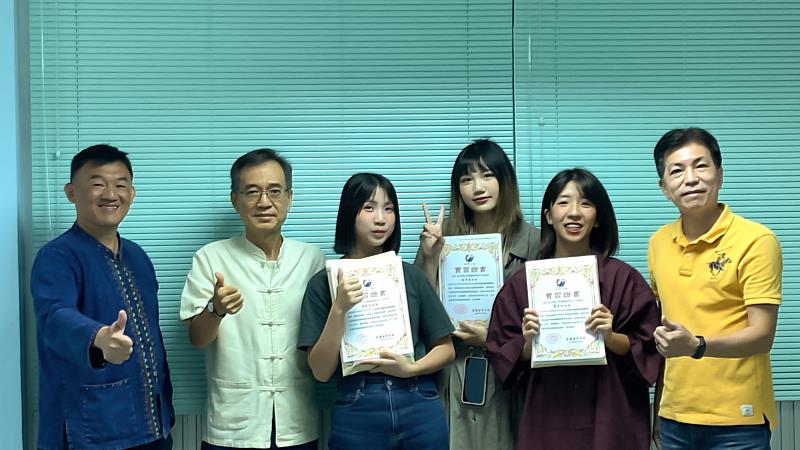 世新傳管系學生到泰國世界日報實習，社長邱光盛（左二）為她們的表現點讚。（世新大學提供）