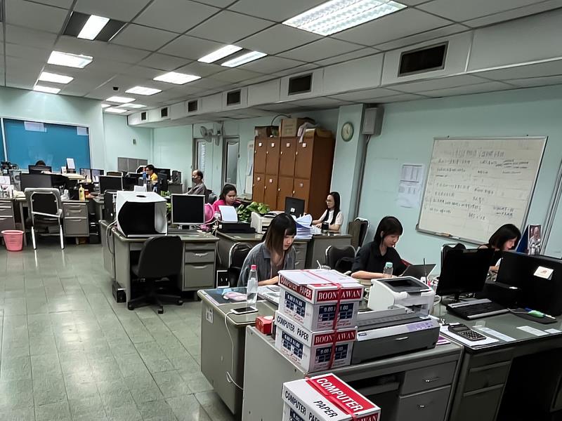 世新傳管系學生在泰國世界日報實習，展現青年創意與傳播專業。（世新大學提供）