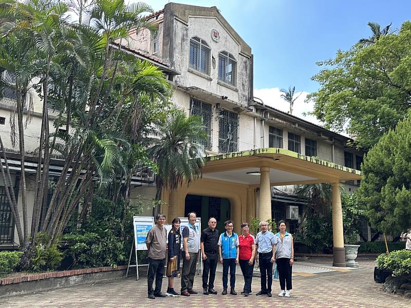文化部長史哲（左4）訪視「市定古蹟新竹國小百齡樓」，由新竹市文化局長錢康明（左3）陪同。