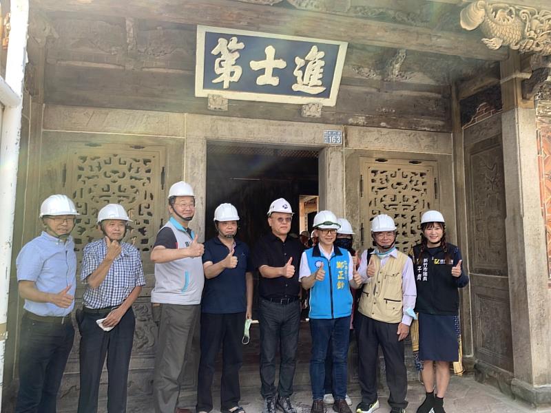 文化部長史哲（左5）訪視新竹市「國定古蹟進士第」，由新竹市文化局長錢康明（左3）陪同。
