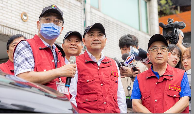 侯市長並於會後率隊前往板橋區浮洲橫移門視察防颱整備情形