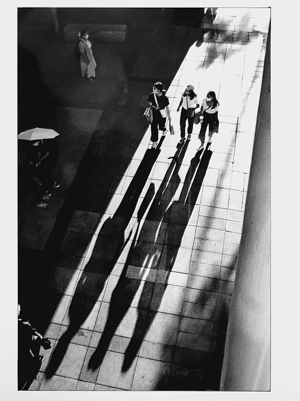 翁庭華〈三人行〉2022_攝於臺北市信義商圈