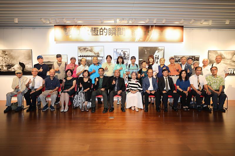 貴賓合影前排左二起輔仁大學藝術學院前院長康台生、藝術家莊靈、臺北市立文獻館詹素貞館長、國家攝影文化中心蔡昭儀召集人、國父紀念館王蘭生館長、藝術家翁庭華伉儷、無限可能育樂集團戴英杰總裁、台灣攝影學會鄭俊堂理事長、中華藝術攝影家學會范慧玲理事長