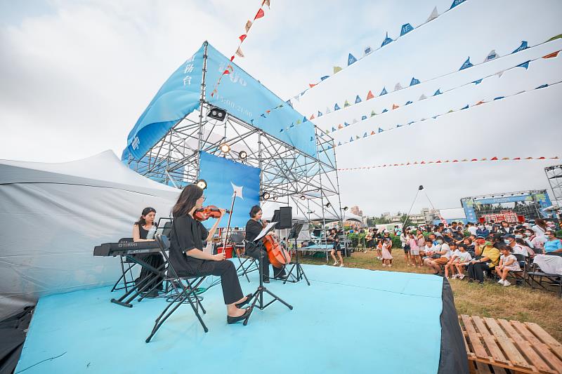 澎湖在地表團「小星辰鋼琴三重奏」在海風下演奏，在夏日午後帶給觀眾美好的音樂饗宴。