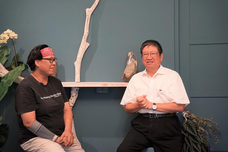 玻璃藝術家黃瓊儀（右）與新竹縣長楊文科（左）暢聊松語杯的理念、交流藝術想法。