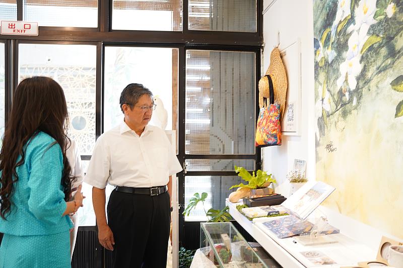 新竹縣長楊文科（右）日前參觀「日日當好」首間實體專賣店，並參觀匯客市藝文空間。