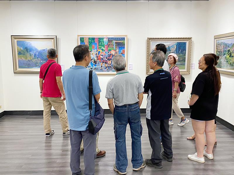 滿藝人生-新北市現代藝術協會2023年度會員展民眾觀展
