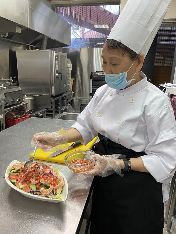 年近70的潘姐化身職場導師,傳承宴席大廚手藝