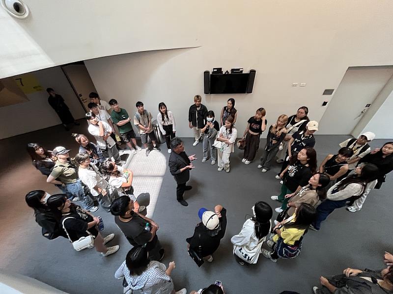 圖說二：衛武營國家藝術文化中心郭遠仙副總監導覽解說之二