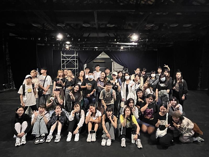 圖說四：表藝系參訪師生與鄭譜軒劇場經理合影