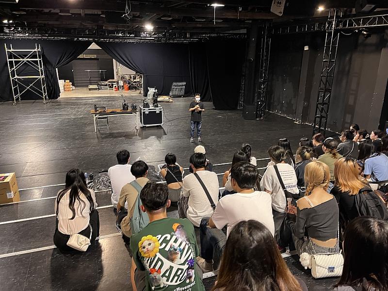 圖說三：駁二正港小劇場鄭譜軒劇場經理導覽解說劇場