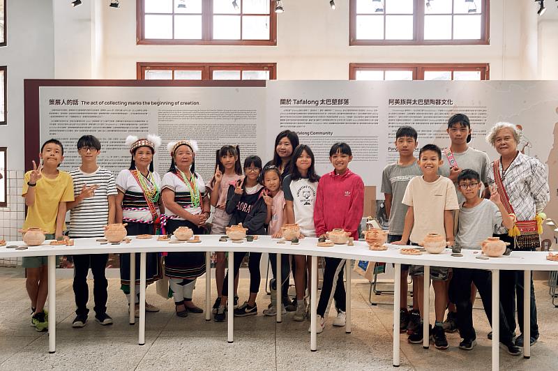 (圖3) 孩子們開心地看到自己作品成功起陶。