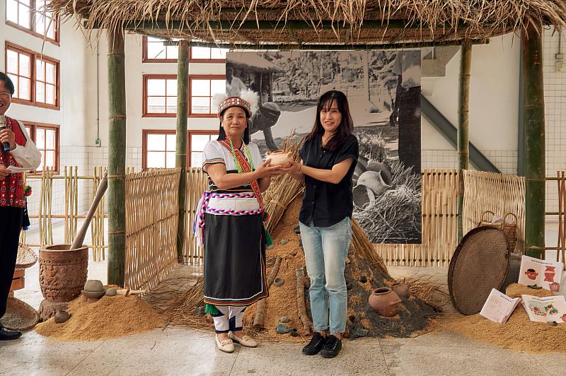 (圖4) 以Atomo陶器獻給Kakita’an家族，感謝祖靈的庇佑。(左一為太巴塱部落Kakita’an家族何玉蘭女士，右一原文會文化行銷部經理孫琳鳳。)