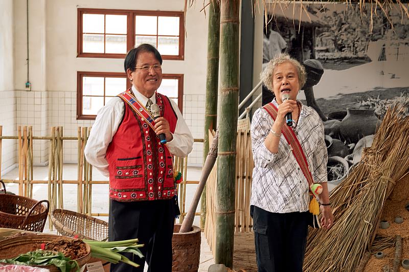 (圖2) 阿美陶傳承者李玉英(右一) Afo Olaw表示太巴塱擁有特殊的土質，建構陶藝創作的知識系統。