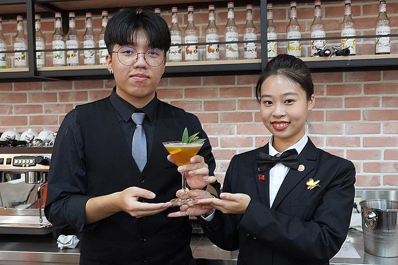 大葉大學餐旅系郭宜靜(右)、烘焙學程陳柏宇(左)介紹茶飲作品「完美撞擊」