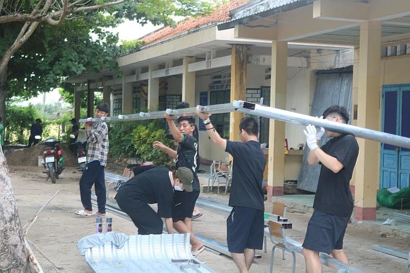 臺科大學生們在越南搭建鐵皮屋頂，用來遮雨、遮陽。