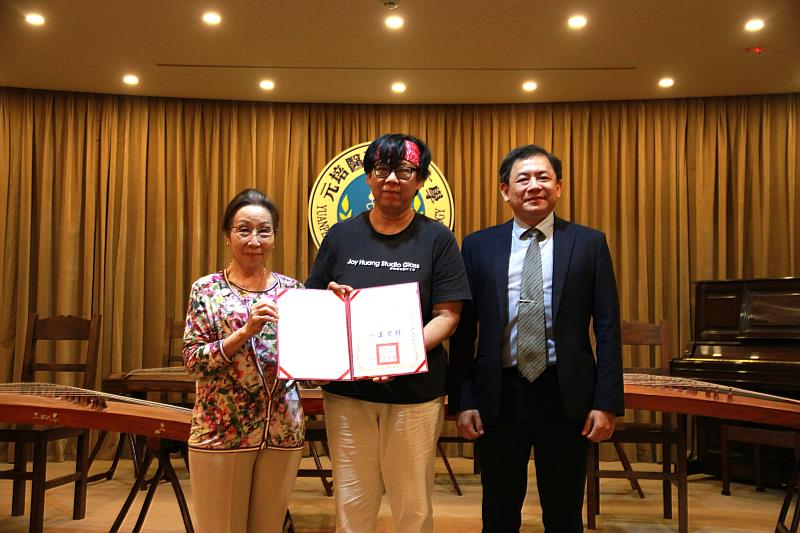 元培董事長蔡雅賢(左)與校長王綮慷(右)致狀感謝玻璃藝術家黃瓊儀帶來美好的展覽