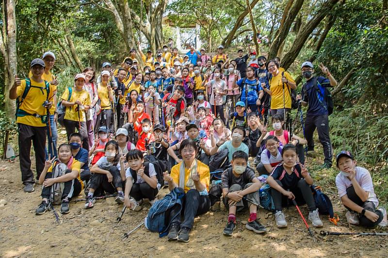 胡校長親自帶領新竹國小學子進行校本四季探索課程，挑戰百岳合歡山，欣賞高山天文、生態之美。