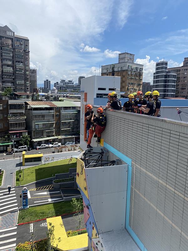 消防局規劃辦理5梯次繩索救援專業訓練預計訓練100名消防員，並逐年編列預算購置汰換繩索救援裝備，相信可有效提升新北消防繩索救援效能，為新北市民提供更好的保障。