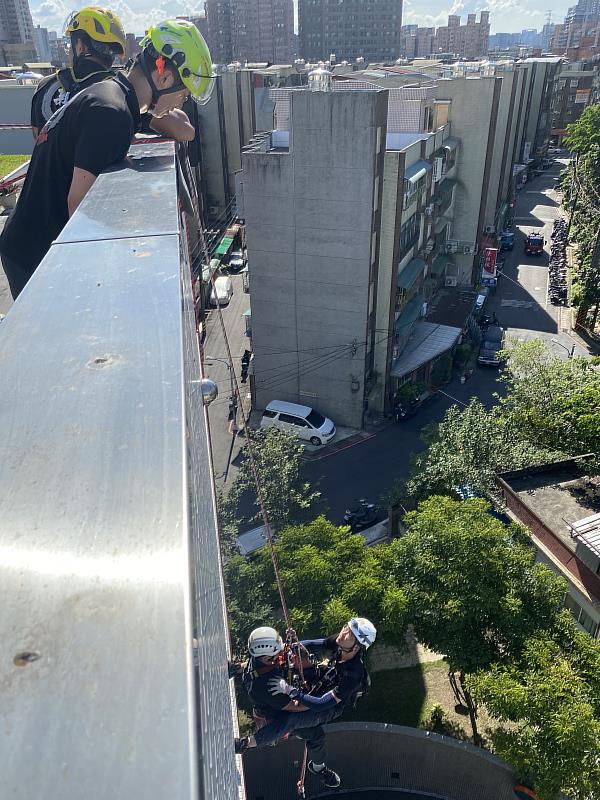 新北消防局李清安局長指出：訓練課程包括繩索基本認知、單點及多點繩索架設、繩索登降轉換、微距登降、登降過繩結運用、高低位及低岩角進出、滑輪拖拉理論、團隊救援等項目，並蒐集近年山域事故實際案例進行情境演練及案例分析，採轄區相鄰大隊組合訓練以接軌實際救災勤務。