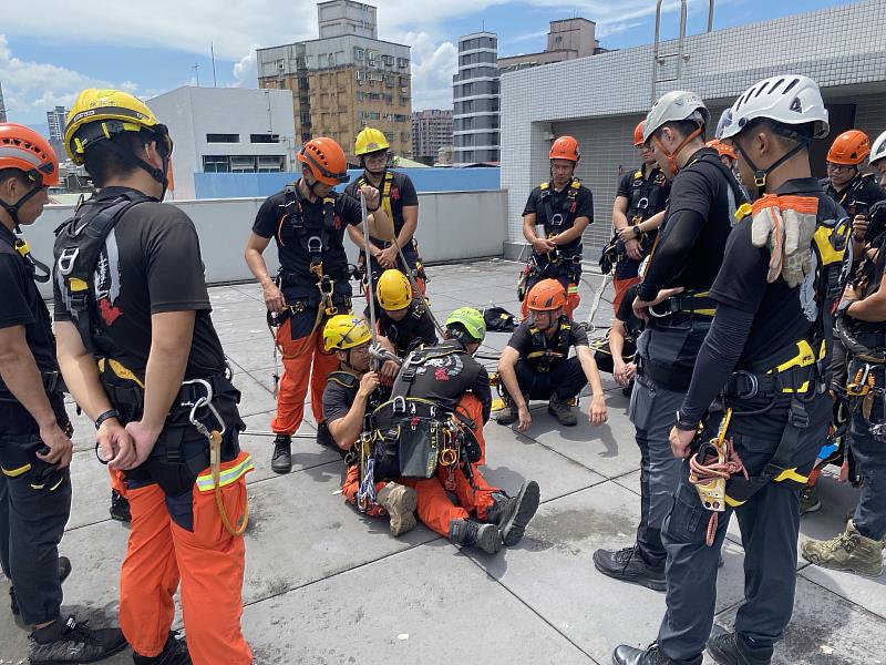 為全面提升各輕型搜救隊於新北市轄內山域事故執行繩索救援勤務能力，新北消防局自110年起陸續於海山、中港、竹圍、安和、土城、瑞芳、中和等7個搜救分隊建置繩索上登下降訓練設施，同時規劃辦理多梯次的繩索救援專業訓練
