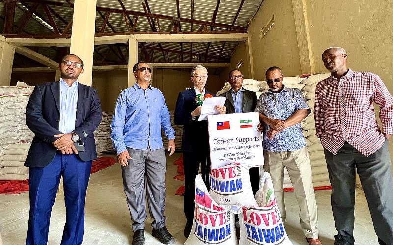 羅大使(左三)及現場政要依序致詞。