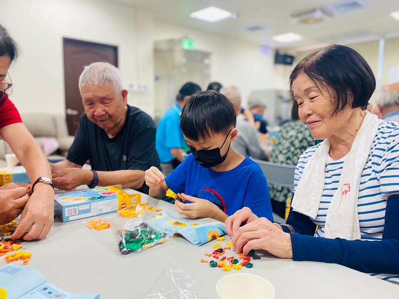 官網-有不少祖父母帶著放暑假的孫子女一起參加活動
