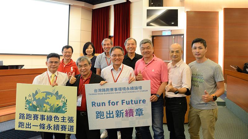 前教育部政務次長，同時也是文藻校務顧問蔡清華教授(前排左二)及論壇出席貴賓合影