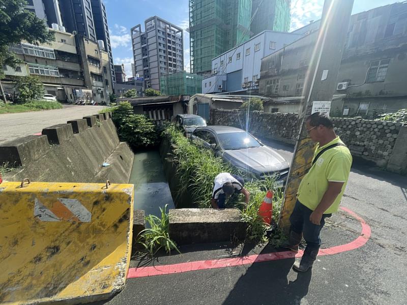 竹市府工務處日前安排大排水溝縱走巡檢。