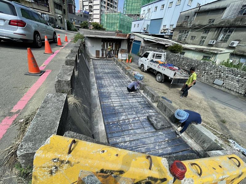 延平路一段261巷4弄口的明渠段以混凝土加蓋，並預留清理口，以利後續渠道的清淤維護作業。