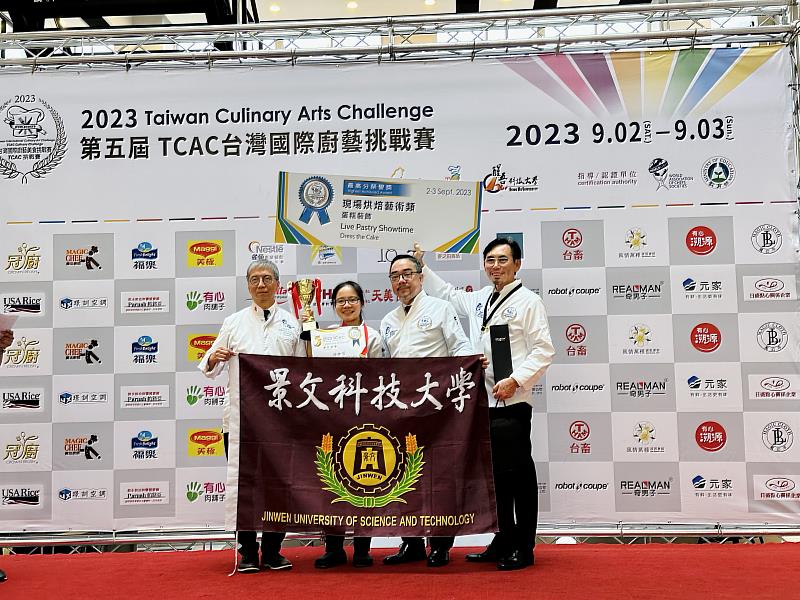 現場糕點表演之蛋糕裝飾項目由林珈萱同學榮獲全場最高分。