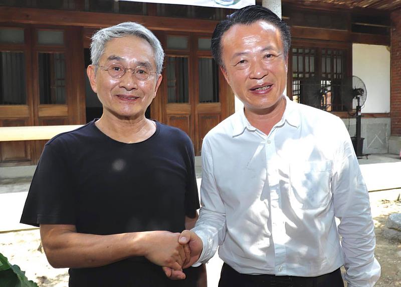 嘉義名人多 跟著伍佰玩蒜頭糖廠、走訪林懷民故居培桂堂-左起為雲門舞集創辦人林懷民、縣長翁章梁