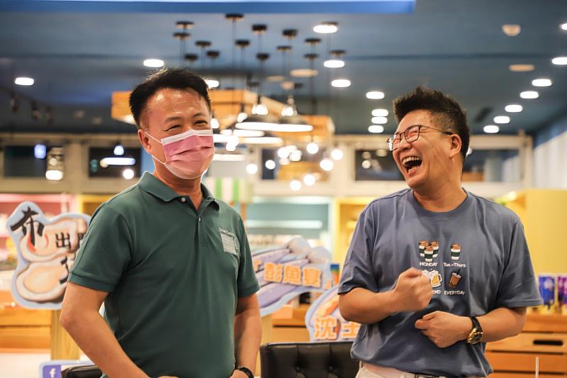 嘉義名人多 跟著伍佰玩蒜頭糖廠、走訪林懷民故居培桂堂-左起為縣長翁章梁、綜藝天王沈玉琳