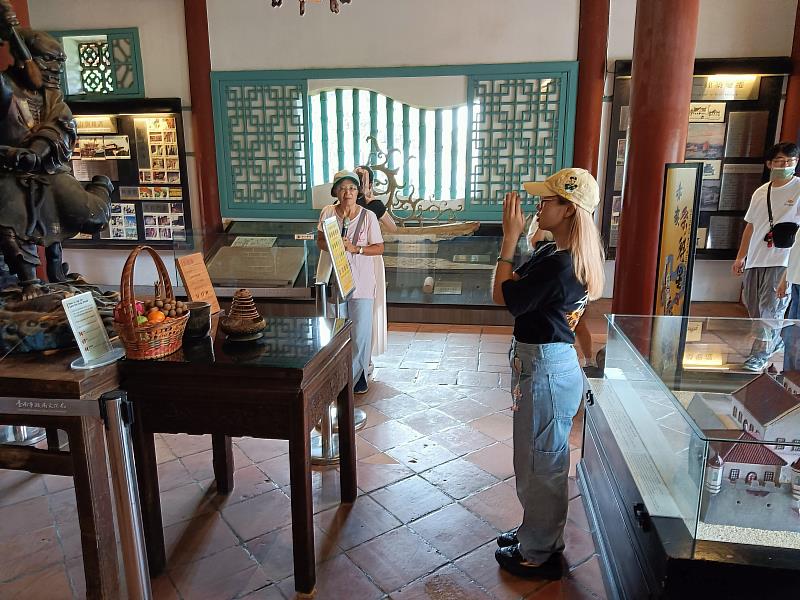 學員們參觀時相當投入,並期許能學業進步